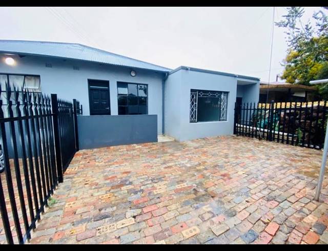 2 BEDROOM PROPERTY TO RENT IN MALVERN EAST